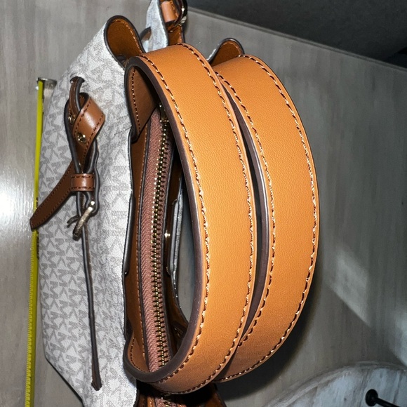 Michael Kors Emilia Small Logo Satchel. New, never carried - Picture 8 of 8